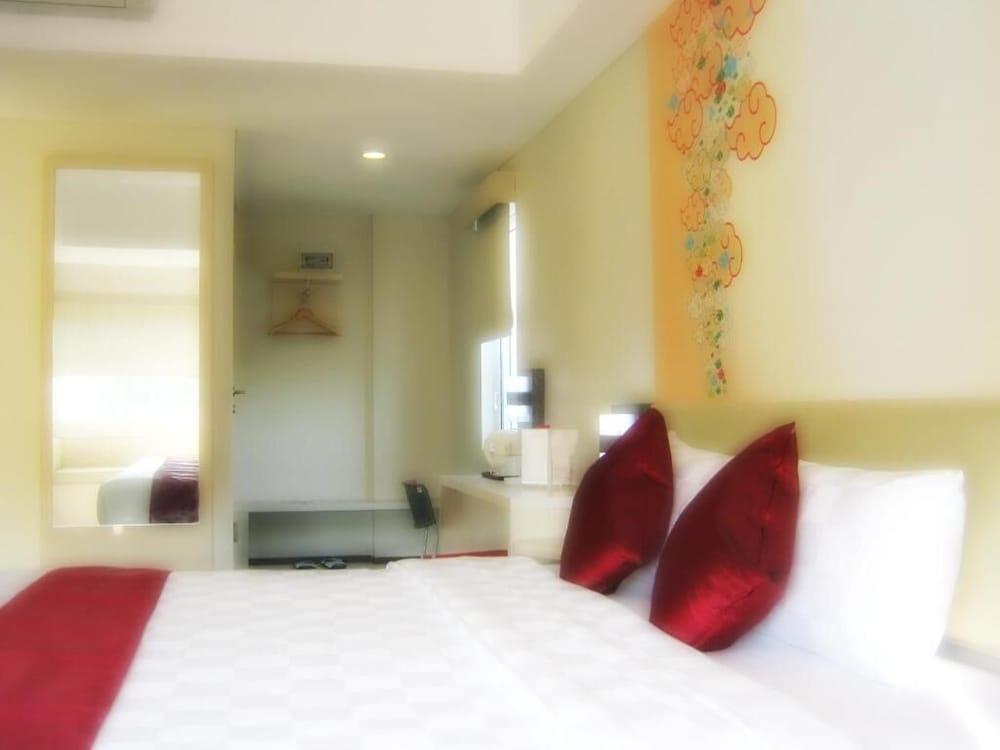 Cordela Hotel Cirebon Exteriör bild